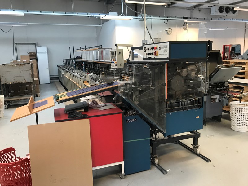 Theisen & Bonitz 320 TB Sprint 303 - 21 Station Collating, Stitching, Folding, Trimming and numbering - All in one