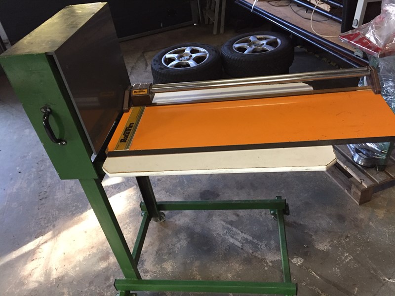 Self leveling table on wheels